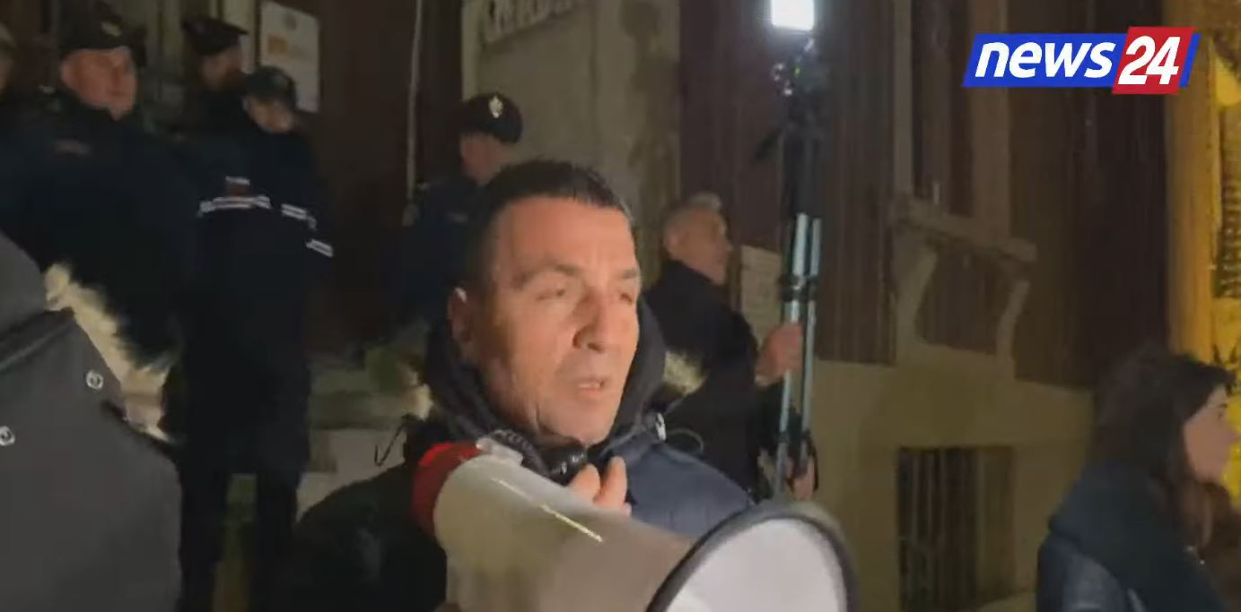situata-ne-durres/-banoret-ne-proteste-para-bashkise:-ende-nuk-jemi-demshperblyer-nga-permbytjet-e-kaluara