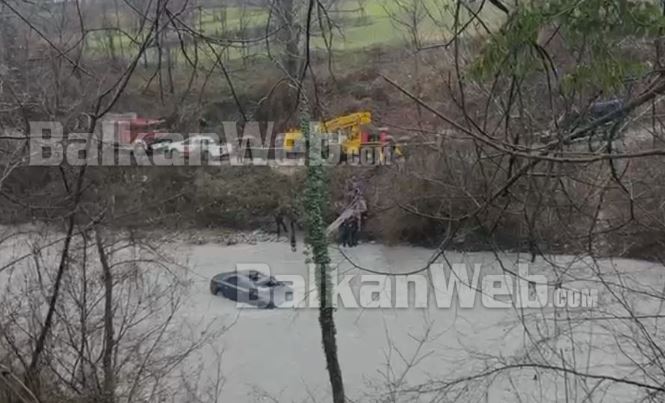 video/-gjendet-makina-ne-perrua-ne-klos!-dyshohet-se-drejtuesin-e-ka-marre-rrjedha-e-ujit-(emri)