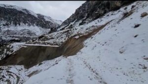 rreshqitje-ne-zonen-e-matogjinit-te-selenices,-masive-dheu-bien-ne-rruge,-veshtiresohet-qarkullimi-rrugor