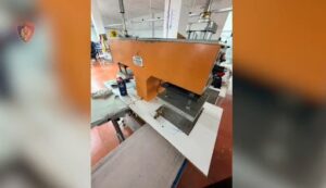 video/-zbulohet-ne-kamez-magazina-ku-stampoheshin-veshje-te-kontrabanduara-me-logo-false,-arrestohet-nje-shtetas-turk,-ne-kerkim-nje-tjeter-(emrat)