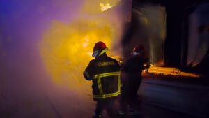 video/-perfshihet-nga-flaket-traileri-me-karburant-ne-rrugen-e-kombit,-shmanget-shperthimi-dhe-perhapja-e-flakeve