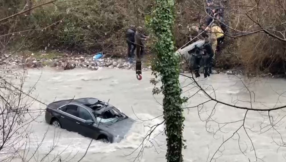 video/-aksidenti-i-rende-ne-klos,-ndryshon-dinamika,-arrestohet-drejtuesi-i-mjetit-qe-ra-ne-perrua,-sepse-nuk-i-dha-ndihme-pasagjerit.-renea-dhe-polumbaret-vijojne-kerkimet-per-gjetjen-e-trupit