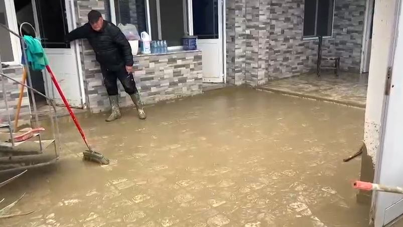 fier,-vijojne-permbytjet-ne-ferras,-deme-te-renda-ne-banesa,-toka-bujqesore-dhe-shpeze-te-mbytura