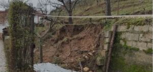 alarm-ne-cerrave-te-pogradecit,-banesa-ne-rrezik-nga-rreshqitja-e-masivit-te-dheut