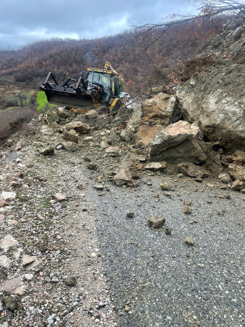 foto-video/-rreshqitje-dherash-ne-rrugen-elbasan–gjinar,-bllokohet-per-1-ore-levizja-e-banoreve-dhe-mjeteve.-rikthehet-pas-disa-oresh-normaliteti