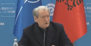 “balluku-beri-show-ne-zonat-e-permbytura”,-berisha:-e-coi-rama-tek-ura-e-mifolit,-sikur-te-cosh-litarin-tek-shtepia-e-te-varurit