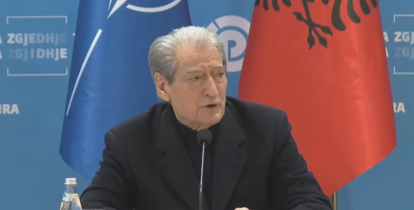 “balluku-beri-show-ne-zonat-e-permbytura”,-berisha:-e-coi-rama-tek-ura-e-mifolit,-sikur-te-cosh-litarin-tek-shtepia-e-te-varurit