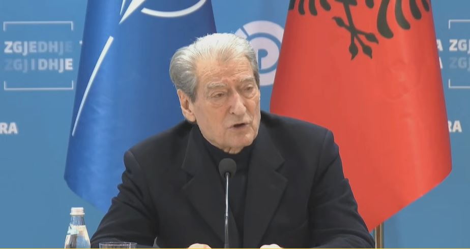 “ka-kryer-grusht-shteti!”,-berisha:-pas-ballukut-fshihet-rama,-lubia-sherbetore!-kushtetuesja-firmos-licencen-per-vjedhjet