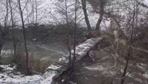 ura-e-amortizuar-bllokon-lagjen-gjuta-ne-kukes,-nxenes-dhe-banore-te-izoluar-nga-reshjet