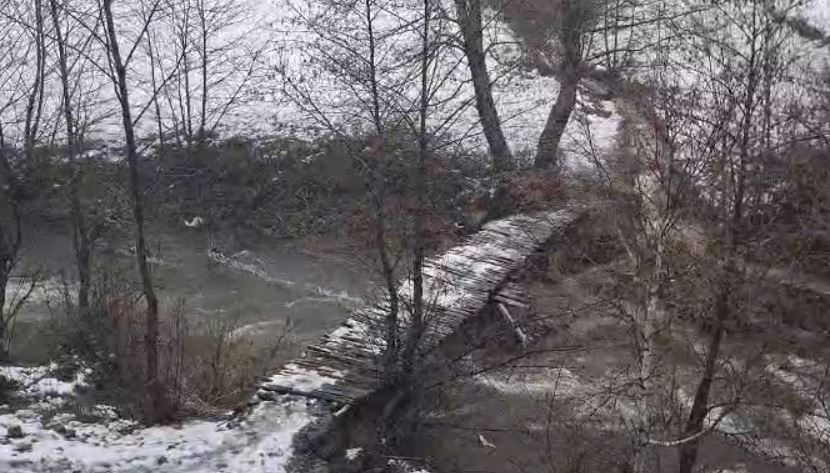 ura-e-amortizuar-bllokon-lagjen-gjuta-ne-kukes,-nxenes-dhe-banore-te-izoluar-nga-reshjet