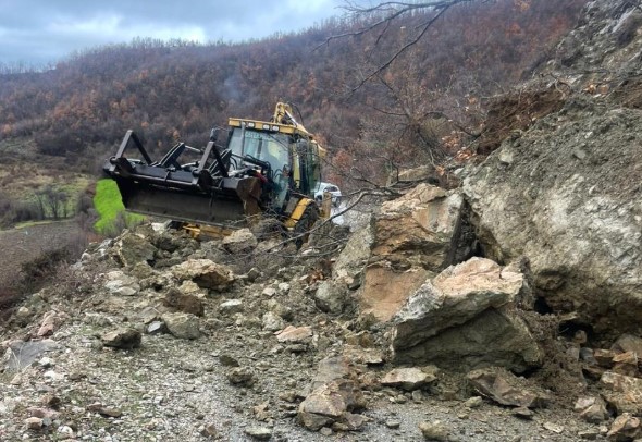 foto-video/-rreshqitje-dherash-ne-rrugen-elbasan–gjinar,-bllokohet-levizja-e-banoreve-dhe-mjeteve.-rikthehet-pas-disa-oresh-normaliteti
