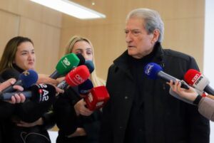 protesta-e-24-janarit/-reagon-berisha:-s’marrim-pushtet-me-dhune.-mesazhi-yne-per-narkoshtetin-eshte,-ik-nje-minute-e-me-pare!