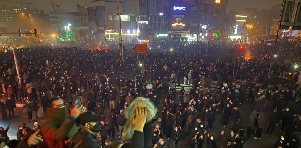 protestat-ne-iran-hyjne-ne-diten-e-14-te/-mbi-2,300-arrestime,-te-pakten-65-viktima,-perfshire-adoleshente