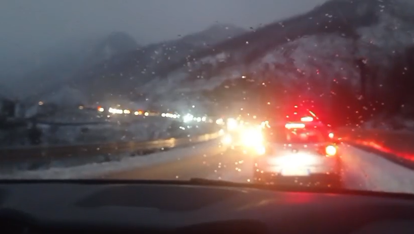 ngricat-dhe-bora/-bllokohet-rruga-e-arbrit,-10-km-radha-e-automjeteve.-policia-apelon:-levizni-me-zinxhire-(video)