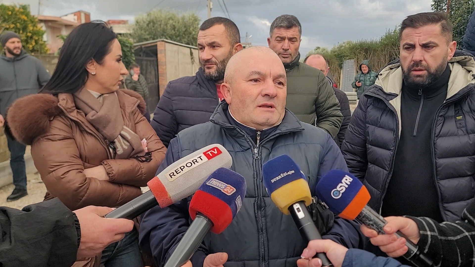 rruge-e-pa-perfunduar-dhe-permbytje,-banoret-e-spitalles-hidhen-ne-proteste.-iu-bashkohen-dhe-deputete-te-opozites