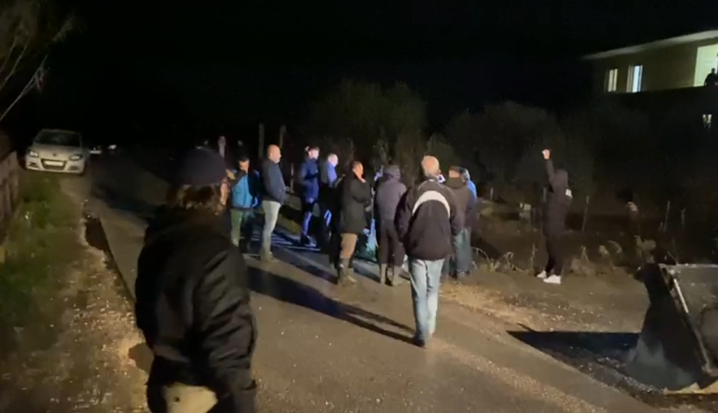 “rrezikon-te-mbytet-fshati,-keta-kriminele-nuk-hapin-kanalet”/-banoret-e-fshatit-ciflik-ne-proteste:-jane-te-korruptuar,-po-na-behet-presion