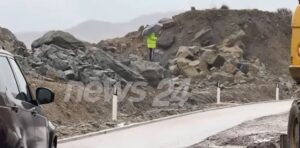 rruga-260-mln-euro-e-ballukut/-situata-ende-problematike-ne-aksin-qafe-plloce-qukes,-rreshqitje-dheu-ne-uren-e-golikut