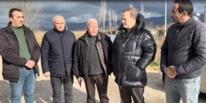 permbytjet/-deputetet-e-pd,-gjin-gjoni-dhe-kastriot-piroli,-ne-terren-prane-banoreve-te-prekur