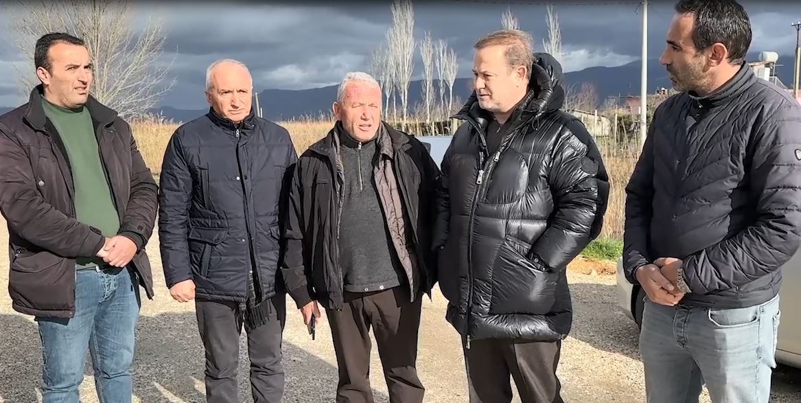 permbytjet/-deputetet-e-pd,-gjin-gjoni-dhe-kastriot-piroli,-ne-terren-prane-banoreve-te-prekur