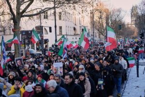 tubime-edhe-ne-britani-e-gjermani,-nje-protestues-ngjitet-ne-ambasaden-iraniane-ne-londer,-te-pakten-2-te-arrestuar