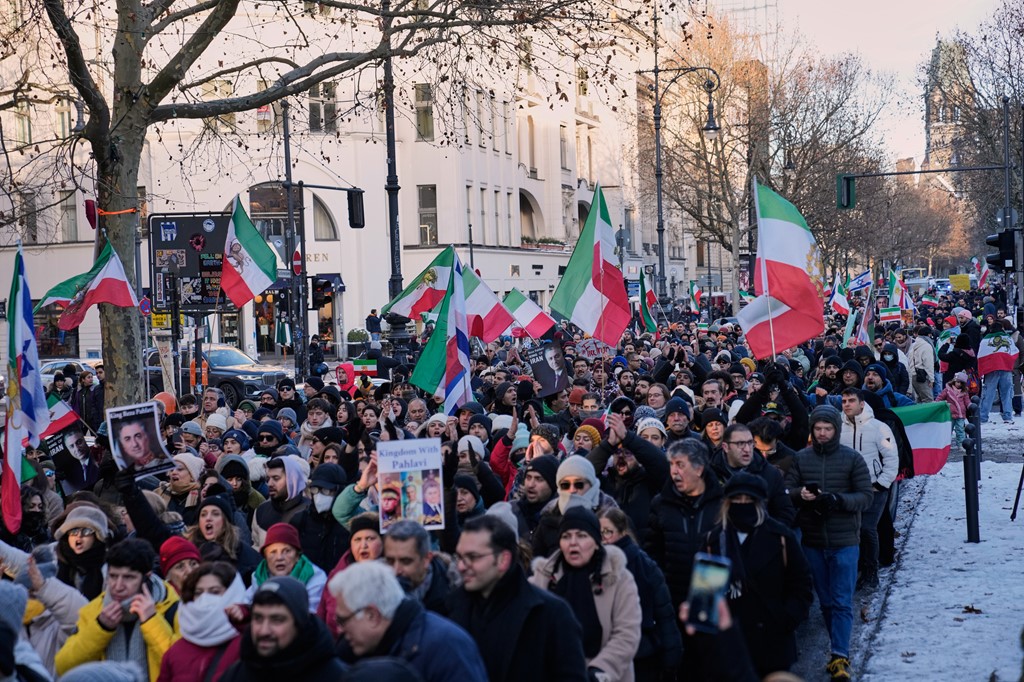 tubime-edhe-ne-britani-e-gjermani,-nje-protestues-ngjitet-ne-ambasaden-iraniane-ne-londer,-te-pakten-2-te-arrestuar