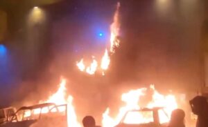 tym,-flake-dhe-shkaterrim/-pamje-te-frikshme-nga-irani!-15-milion-persona-mbushin-rruget.-mbi-2-mije-viktima-qe-nga-nisja-e-protestave-masive-(video)