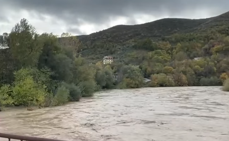 situate-kritike-pas-reshjeve-intensive!-shkumbini-del-nga-shtrati,-permbyten-dhjetera-banesa