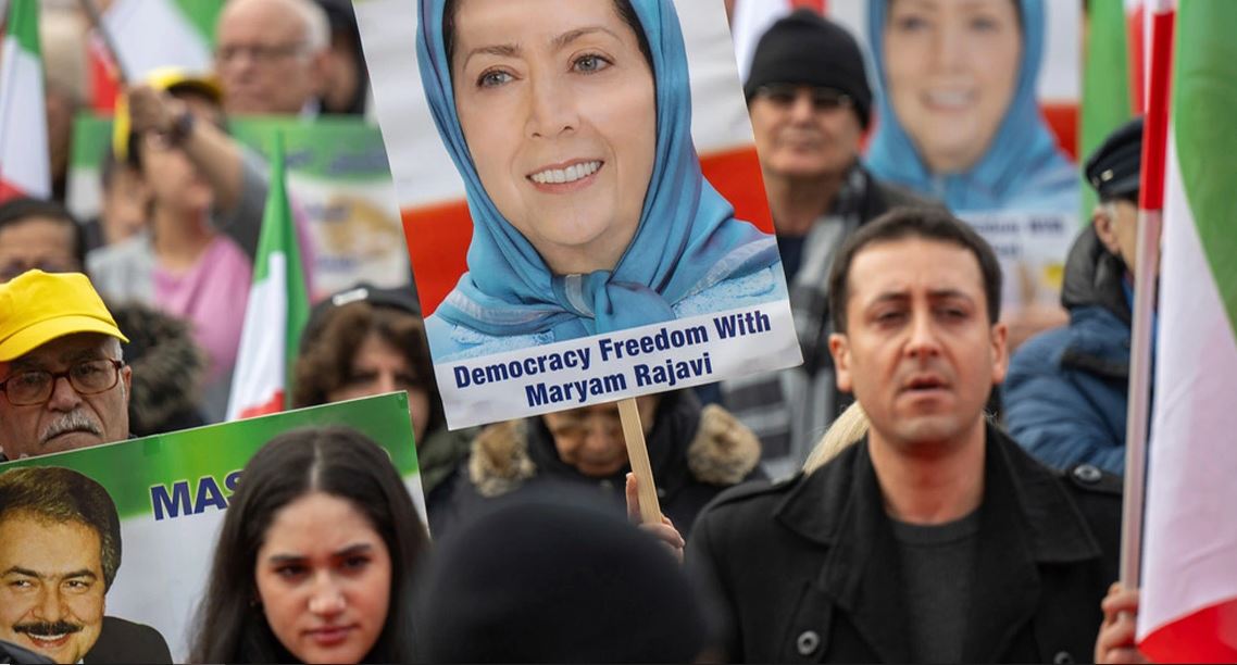 protestuesit-“’ndezen”-vendin-prej-dy-javesh/-kush-eshte-maryam-rajavi,-qe-shihet-si-“zgjidhje-e-gatshme”-per-te-ardhmen-e-iranit