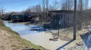 semani-del-nga-shtrati,-permbytje-ne-fshatin-mbrostar,-banoret-kerkojne-ndihme-nga-shteti