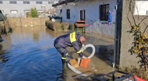 dita-e-gjashte-e-permbytjeve-ne-ish-kenete,-situate-e-veshtire-per-banoret-edhe-pas-nderprerjes-se-reshjeve