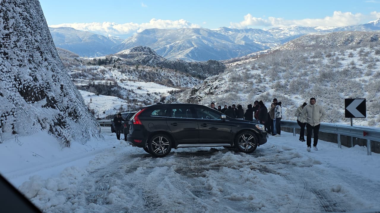 aksi-librazhd-bulqize-i-mbuluar-nga-debora,-qindra-turiste-te-bllokuar,-institucionet-ne-heshtje