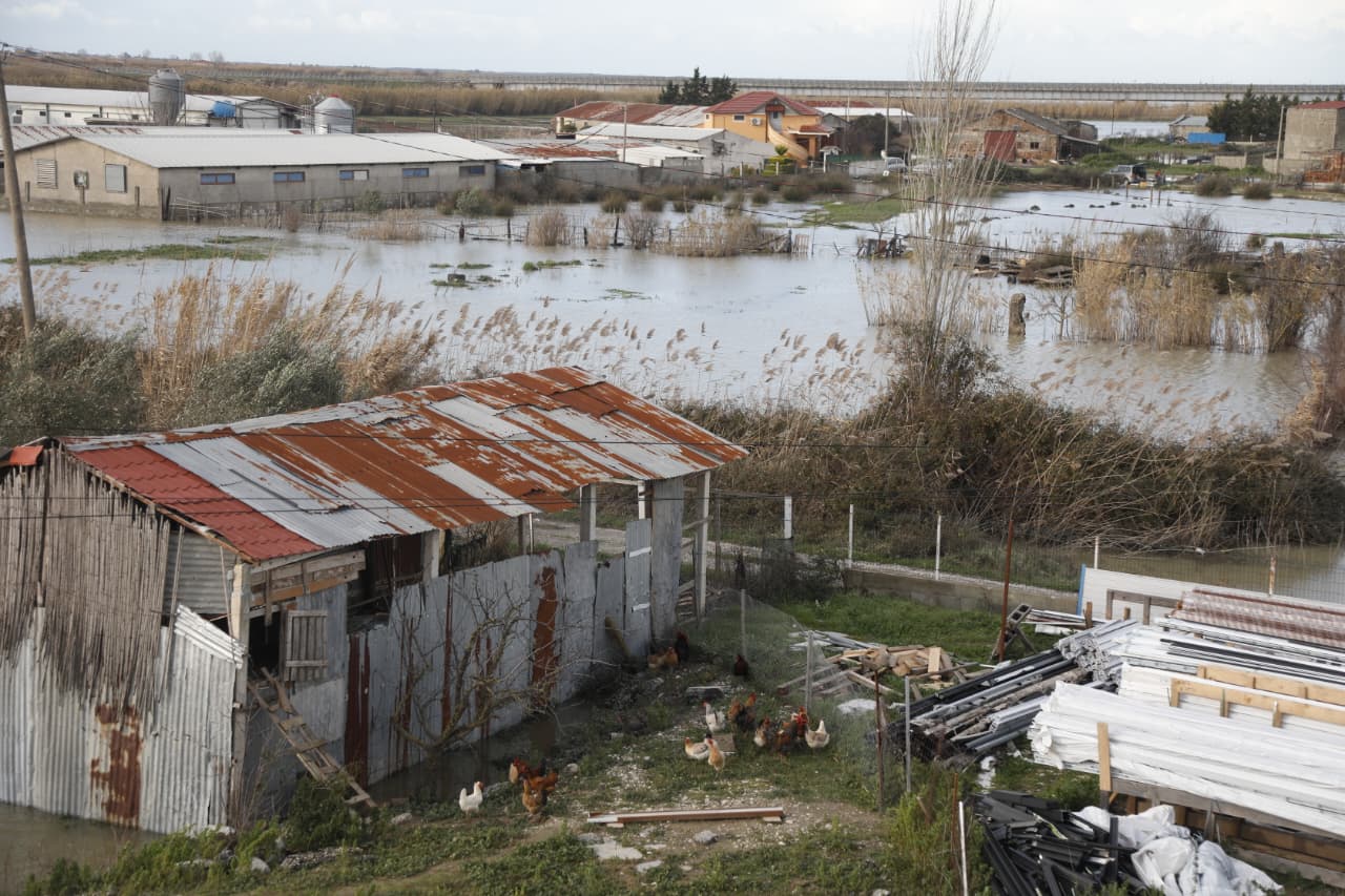 nga-shkodra-te-durresi,-berati-e-gjirokastra/-agjencia-kombetare-e-mbrojtjes-civile:-situate-e-renduar-nga-moti-i-keq-ne-disa-qarqe-te-vendit