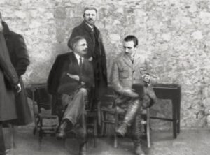 “derguan-karte-dhe-me-paris,-kur-ne-fund-te-‘919-me-vlore,-kishte-ardhur-nje-qe-thosh-se-ish-i-derguare-i-vete-presidentit-amerikan-uillsone,-dhe-me-shtepine-e…”/-kujtimet-e-ish-firmetarite-te-pavaresise