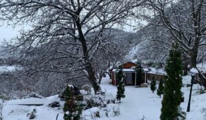 bora-‘pushton’-fshatrat-e-librazhdit,-numer-i-larte-turistesh-drejt-destinacioneve-malore