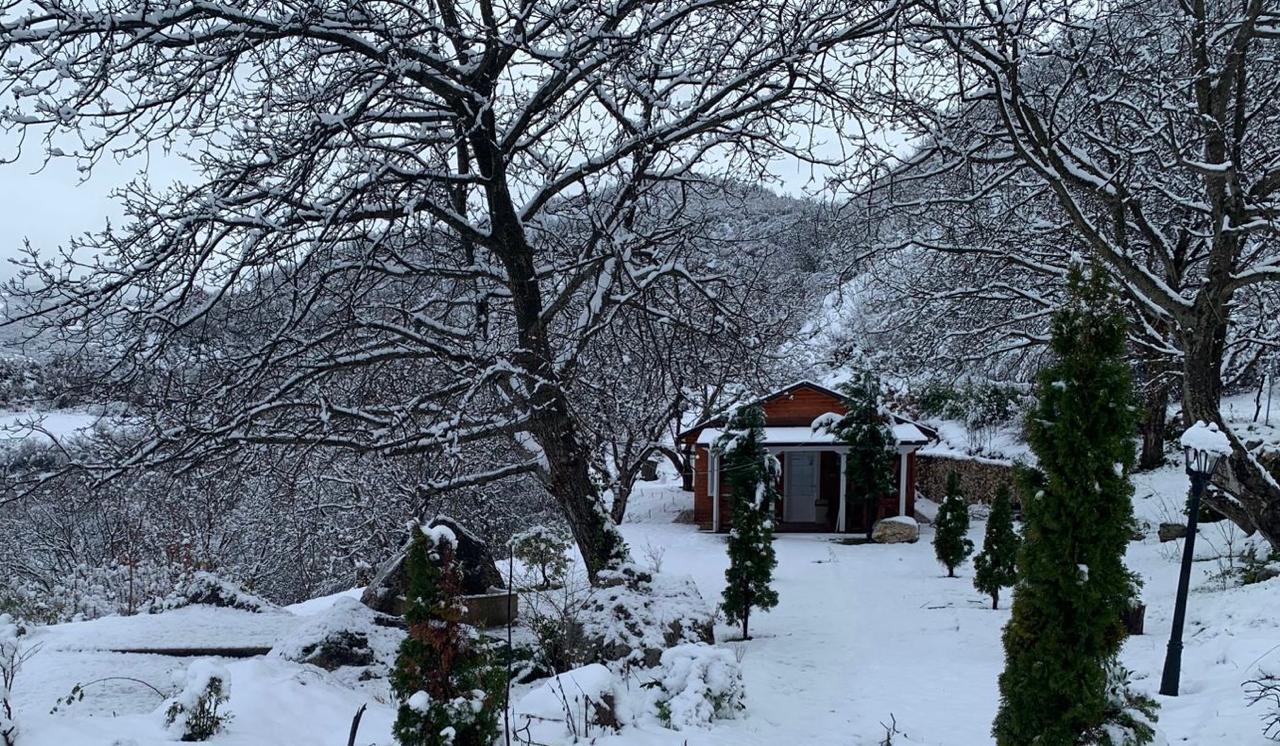 bora-‘pushton’-fshatrat-e-librazhdit,-numer-i-larte-turistesh-drejt-destinacioneve-malore