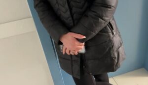 u-akuzua-se-braktisi-femijet-dhe-i-la-pa-ngene-ne-shtepi,-nena:-detyrohesha-te-punoja.-nuk-abuzoj-kurre-me-ta!