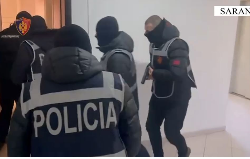 zbulohet-laborator-droge-ne-sarande/-“policia!”,-blute-‘shkallmojne’-deren-e-apartamentit,-pranga-te-riut