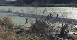 mat/-perfundoi-ne-rrjedhen-e-lumit-pas-aksidentit,-vijojne-kerkimet-per-gjetjen-e-30-vjecarit