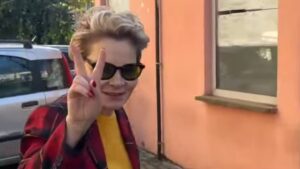 video/-kryemadhi-shkon-ne-gjkko,-batuta-me-gazetaret,-pershendet-me-dy-gishta