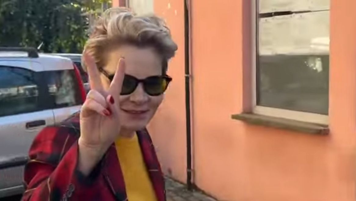 video/-kryemadhi-shkon-ne-gjkko,-batuta-me-gazetaret,-pershendet-me-dy-gishta