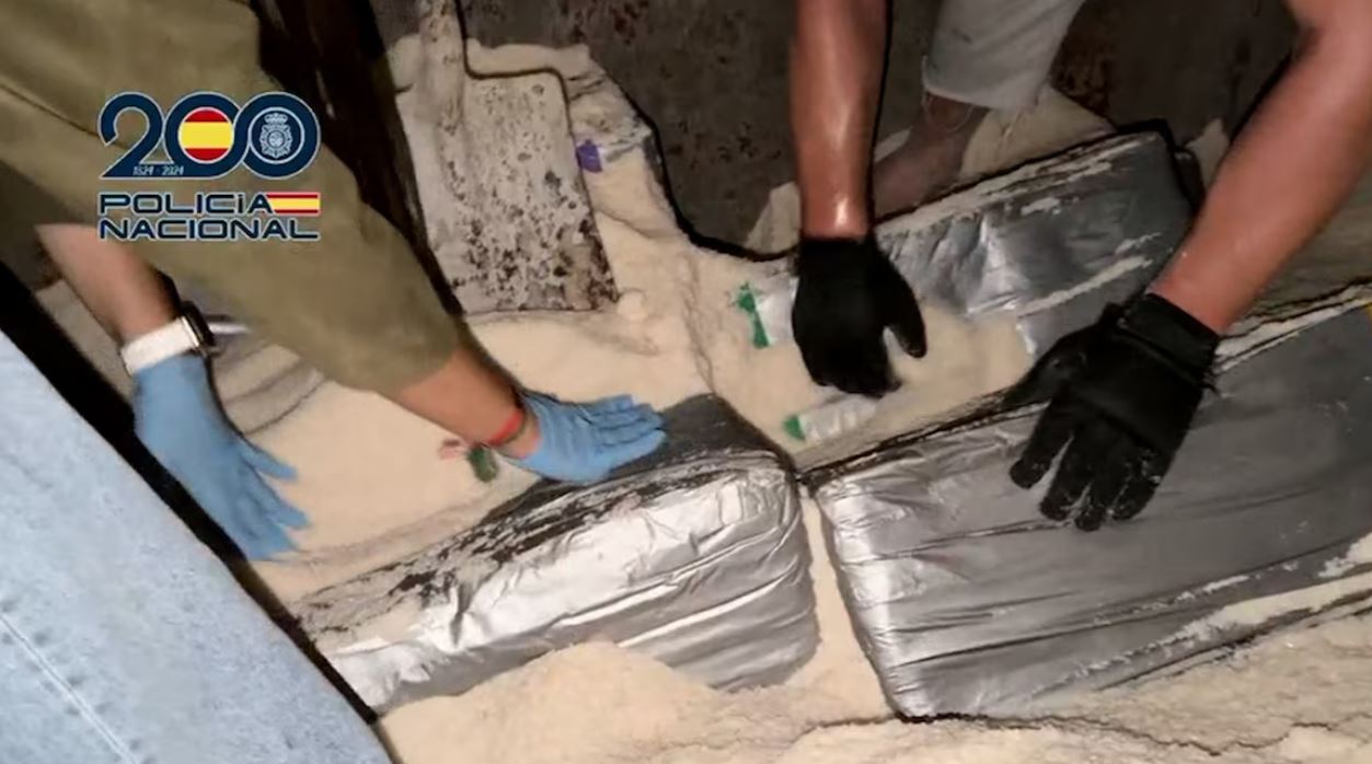video/-policia-spanjolle-sekuestron-nje-rekord-prej-10-tonesh-kokaine-te-fshehur-ne-nje-ngarkese-me-kripe.-arrestohen-13-persona