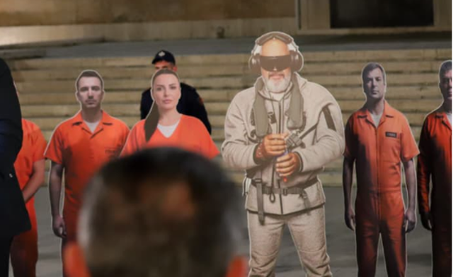 fotolajm/-cfare-nuk-u-pa-nga-foltorja-e-pd?-protestuesit-“veshin”-ramen-me-kostumin-e-maduros-gjate-arrestimit