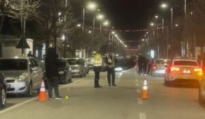 aksident-rrugor-ne-kavaje,-makina-perplaset-me-mjetin-e-parkuar,-plagoset-drejtuesi