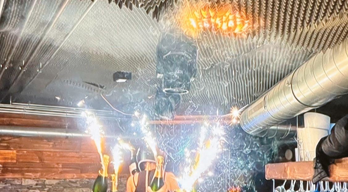 foto/-revista-“charlie-hebdo”-paditet-per-karikaturen-qe-satirizon-tragjedine-e-crans-montanas