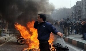 “po-luftojme-nje-regjim-barbar-me-duar-te-zbrazeta”/-deshmi-nga-shtypja-vdekjeprurese-e-protestave-nga-mullahet-ne-iran:-ata-vazhduan-te-vrisnin,-qellonin-mbi-turmen-dhe…