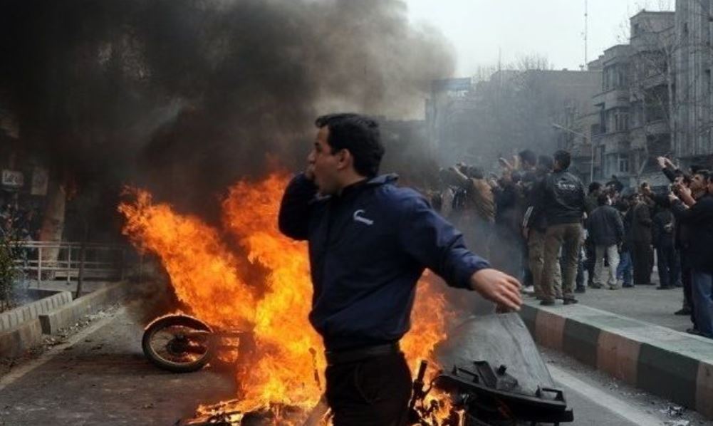 “po-luftojme-nje-regjim-barbar-me-duar-te-zbrazeta”/-deshmi-nga-shtypja-vdekjeprurese-e-protestave-nga-mullahet-ne-iran:-ata-vazhduan-te-vrisnin,-qellonin-mbi-turmen-dhe…