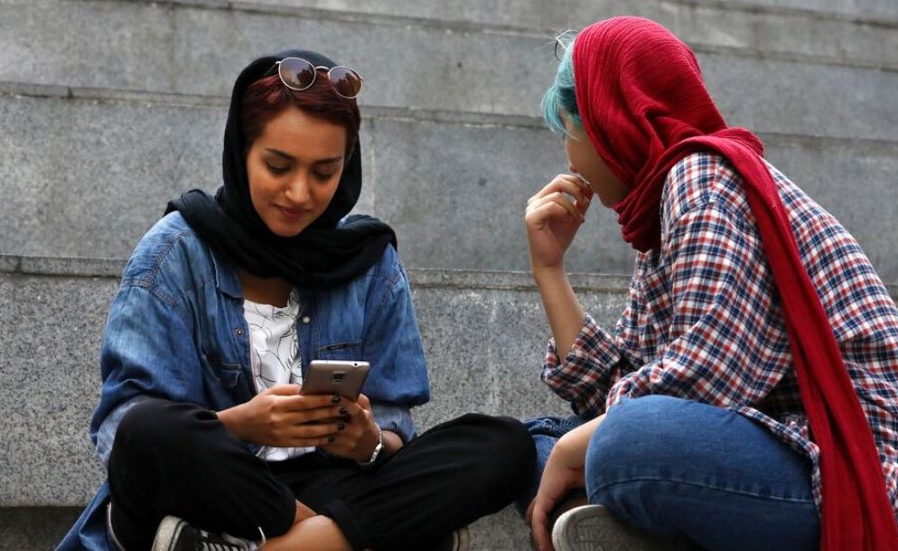 te-rrezikosh-jeten-per-nje-mesazh/-regjimi-bllokoi-internetin,-teknologjia-klandestine-qe-eshte-lidhja-e-fundit-e-iranit-me-boten-e-jashtme