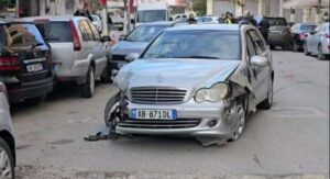 aksident-i-gjashtefishte-ne-vlore,-benz-i-merr-perpara-5-automjete