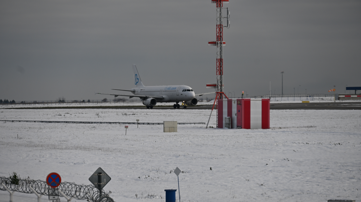 moti-i-keq,-aeroporti-i-vjenes-mbyllet-per-shkak-te-ngrices,-pista-e-mbuluar-nga-akulli