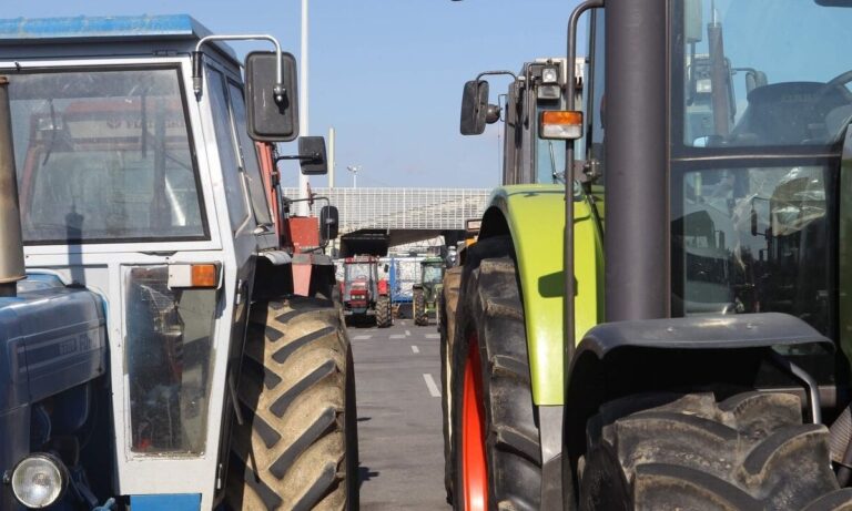 fermeret-greke-pershkallezojne-protestat,-bllokim-te-autostradave-kryesore,-refuzojne-takimin-me-kryeministrin-grek- 